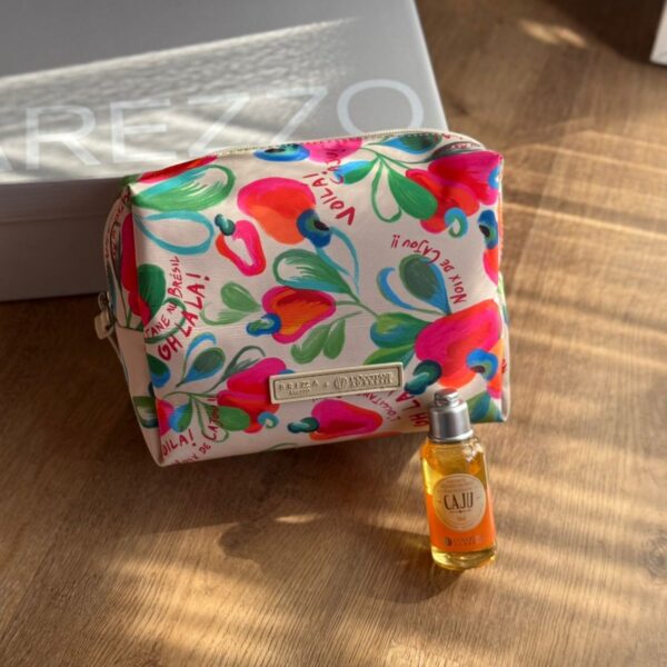 Kit Necessaire Arezzo Brizza x L'Occitane au Brésil Estampa Caju + Sabonete Líquido
