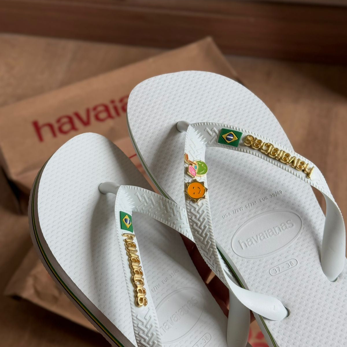 Chinelo Havaianas Brasil Logo Branco Personalizado com Pins de Verão - Imagem 2