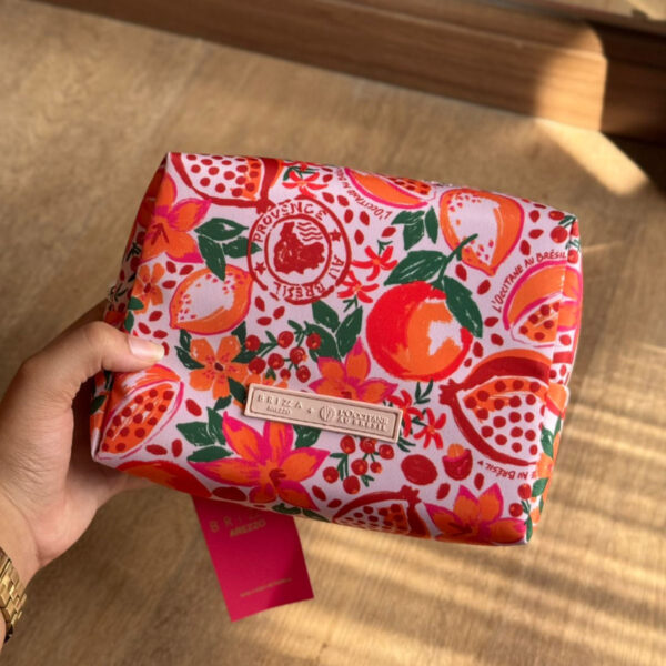 Kit Nécessaire Brizza Arezzo x L'Occitane au Brésil - Estampa Romã + Sabonete