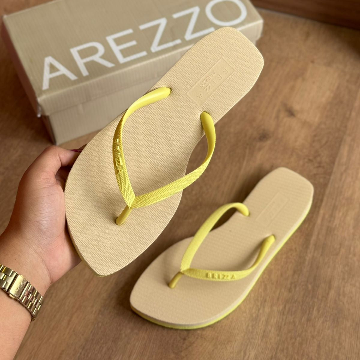 Chinelo Brizza Arezzo Flash Bicolor Basics - Bege e Verde Limão