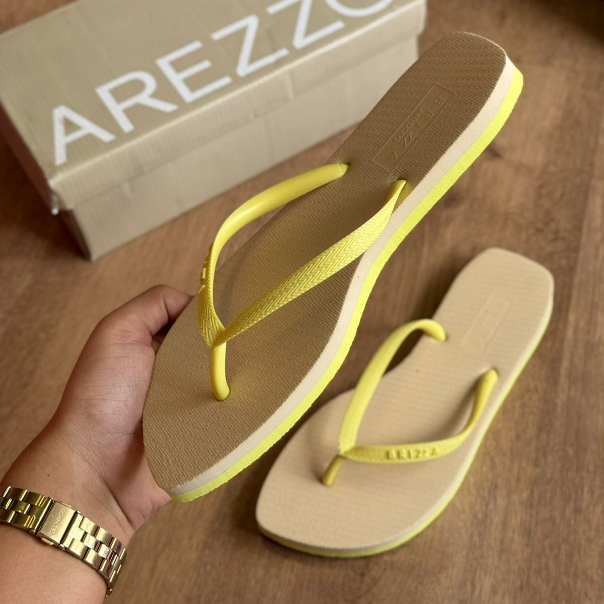Chinelo Brizza Arezzo Flash Bicolor Basics - Bege e Verde Limão - Imagem 2