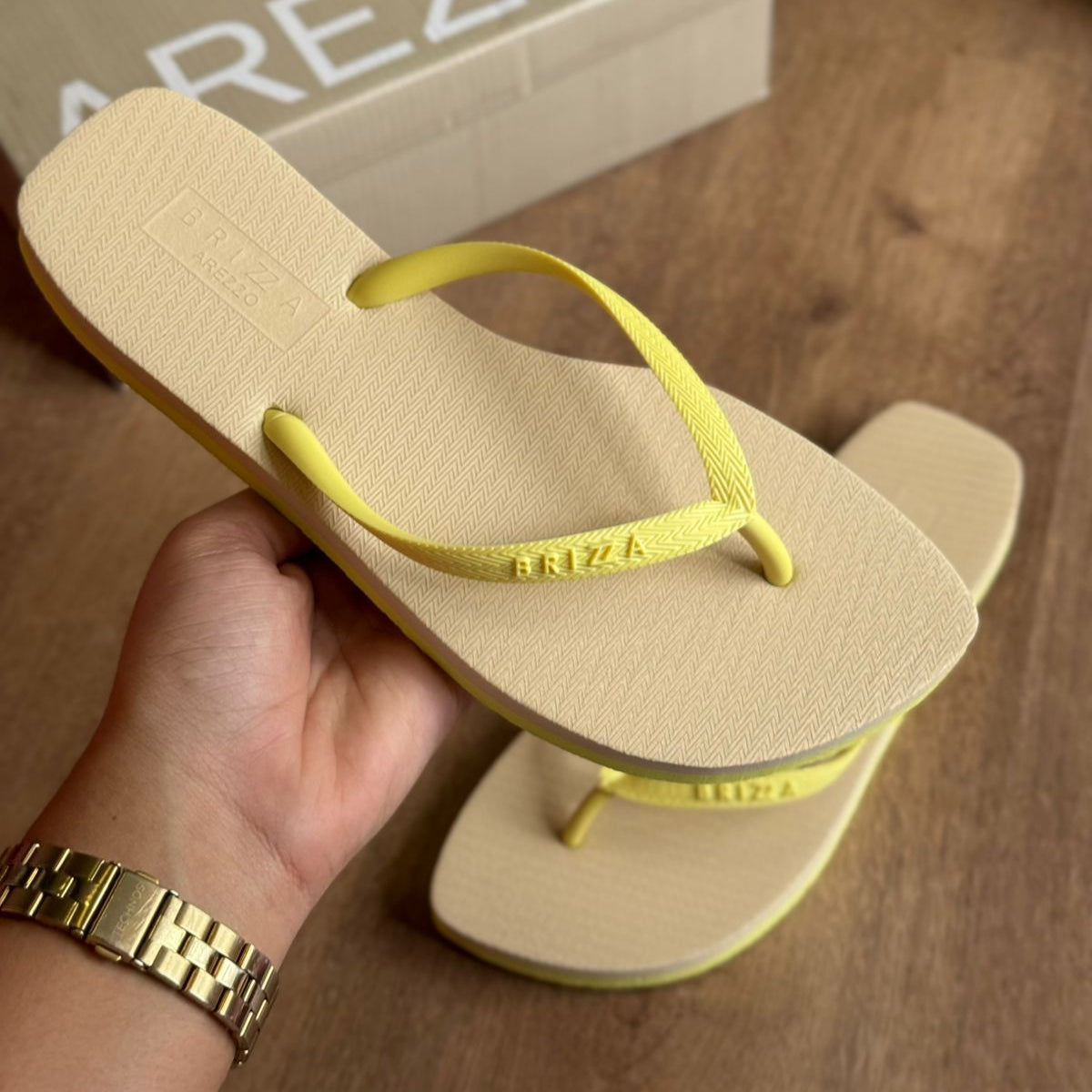 Chinelo Brizza Arezzo Flash Bicolor Basics - Bege e Verde Limão - Imagem 3