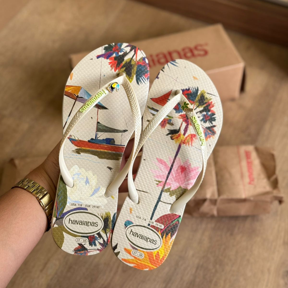 Chinelo Havaianas Slim Tropical Estampado - Bege com Pins Tucano e Coqueiro