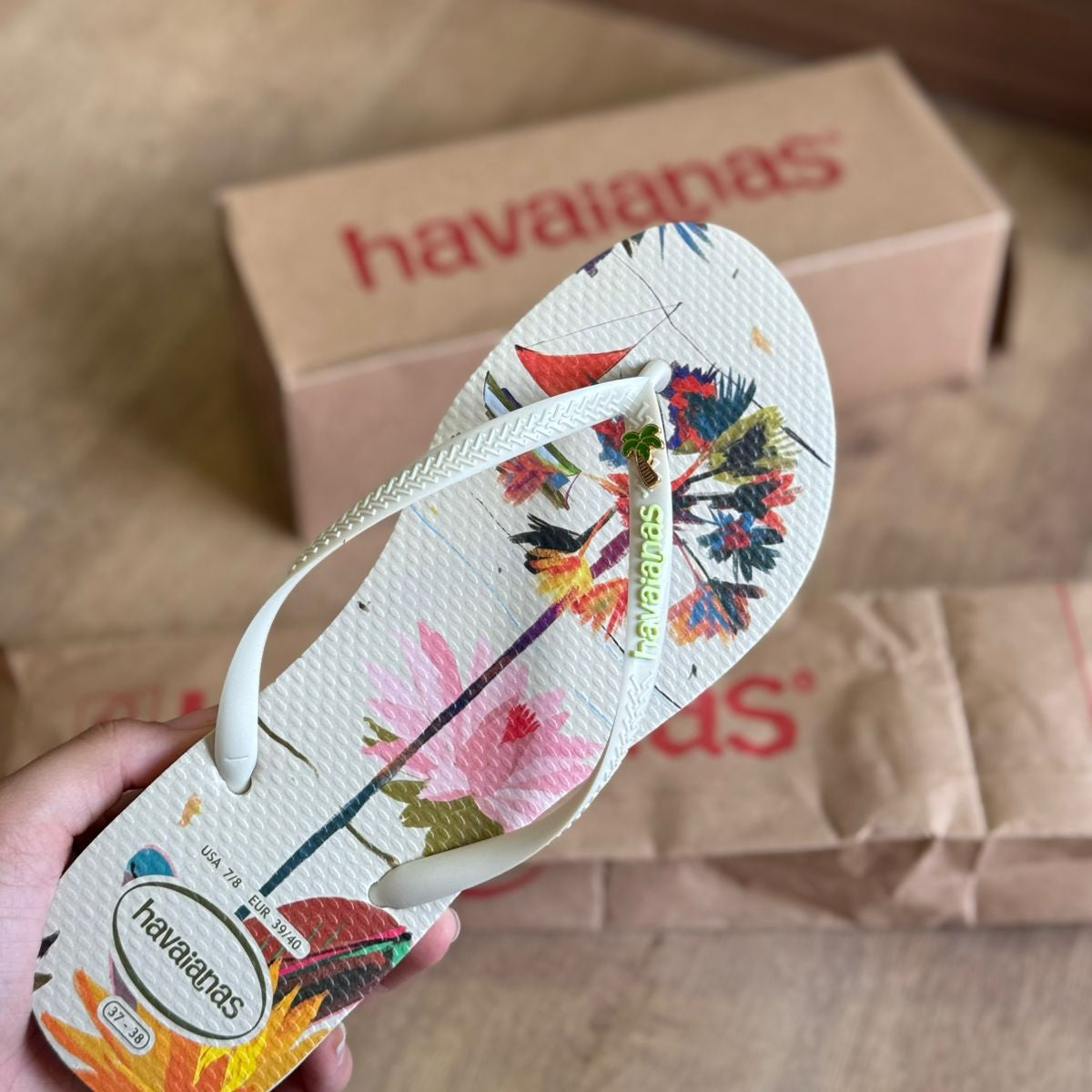 Chinelo Havaianas Slim Tropical Estampado - Bege com Pins Tucano e Coqueiro - Imagem 3