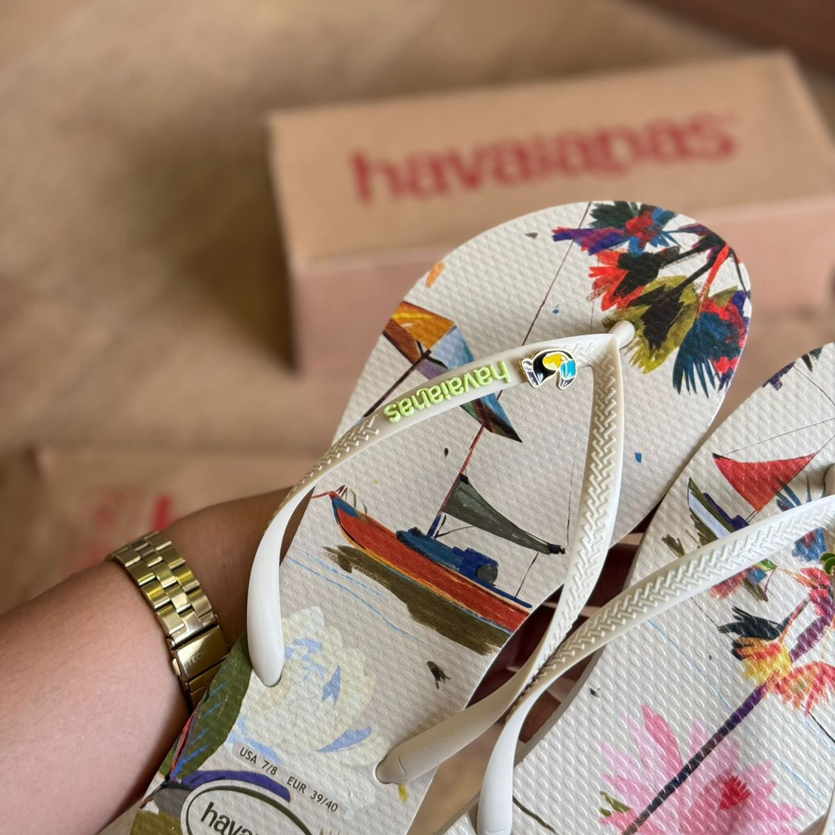 Chinelo Havaianas Slim Tropical Estampado - Bege com Pins Tucano e Coqueiro - Imagem 2