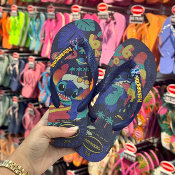 Chinelo Havaianas Top Disney Classics Stitch Azul Marinho com Pin