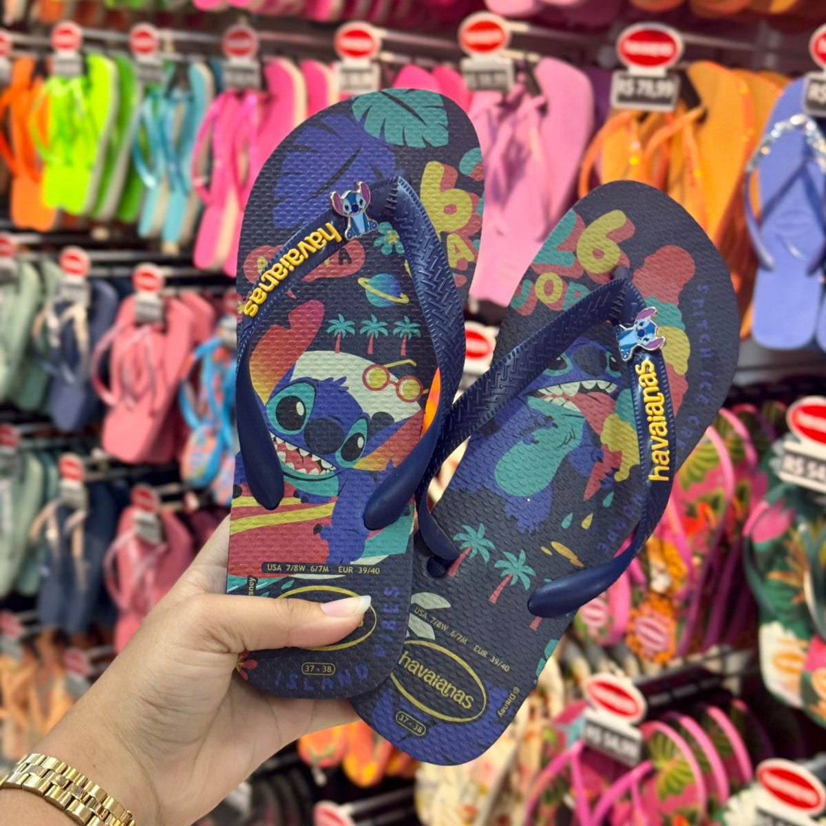 Chinelo Havaianas Top Disney Classics Stitch Azul Marinho com Pin