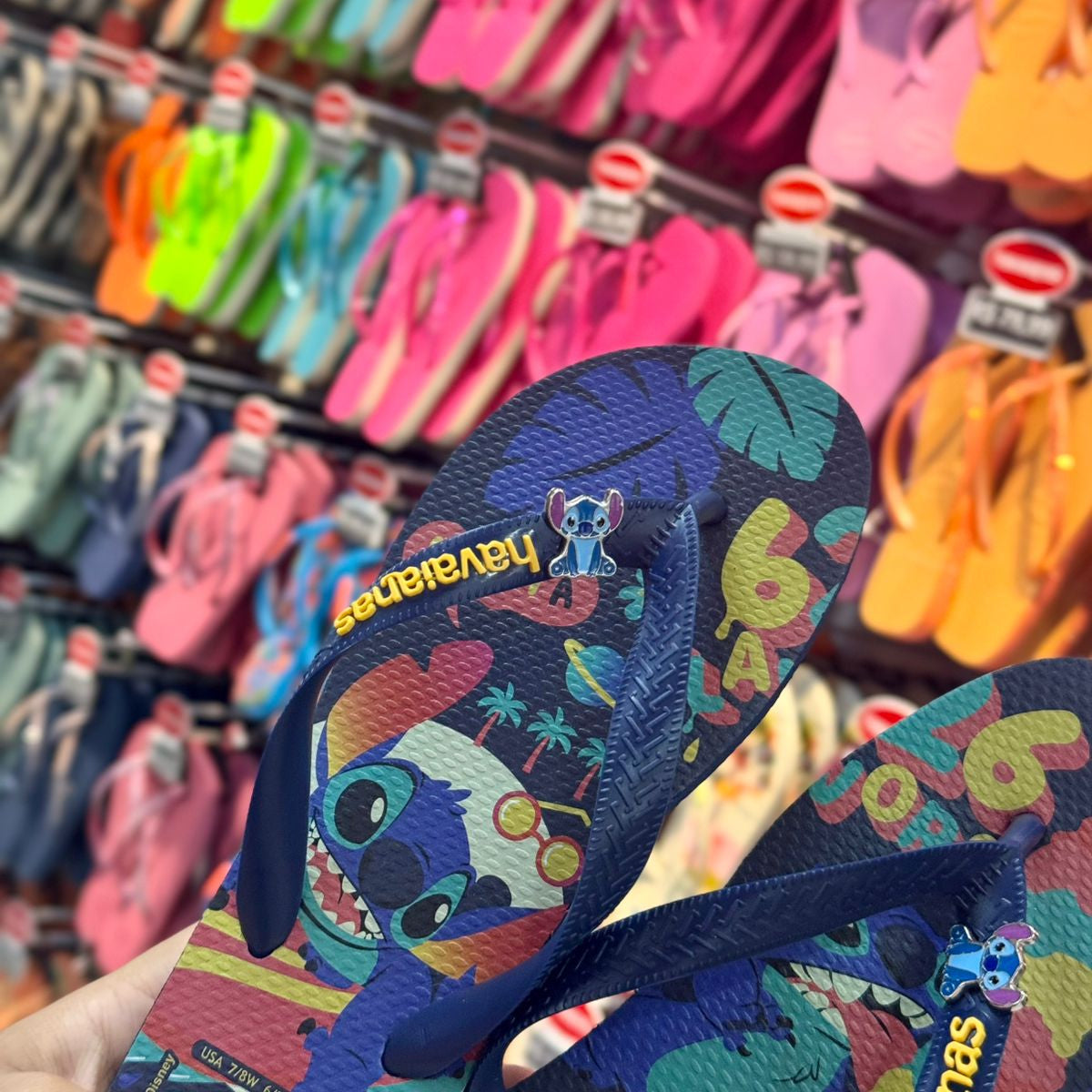 Chinelo Havaianas Top Disney Classics Stitch Azul Marinho com Pin - Imagem 2