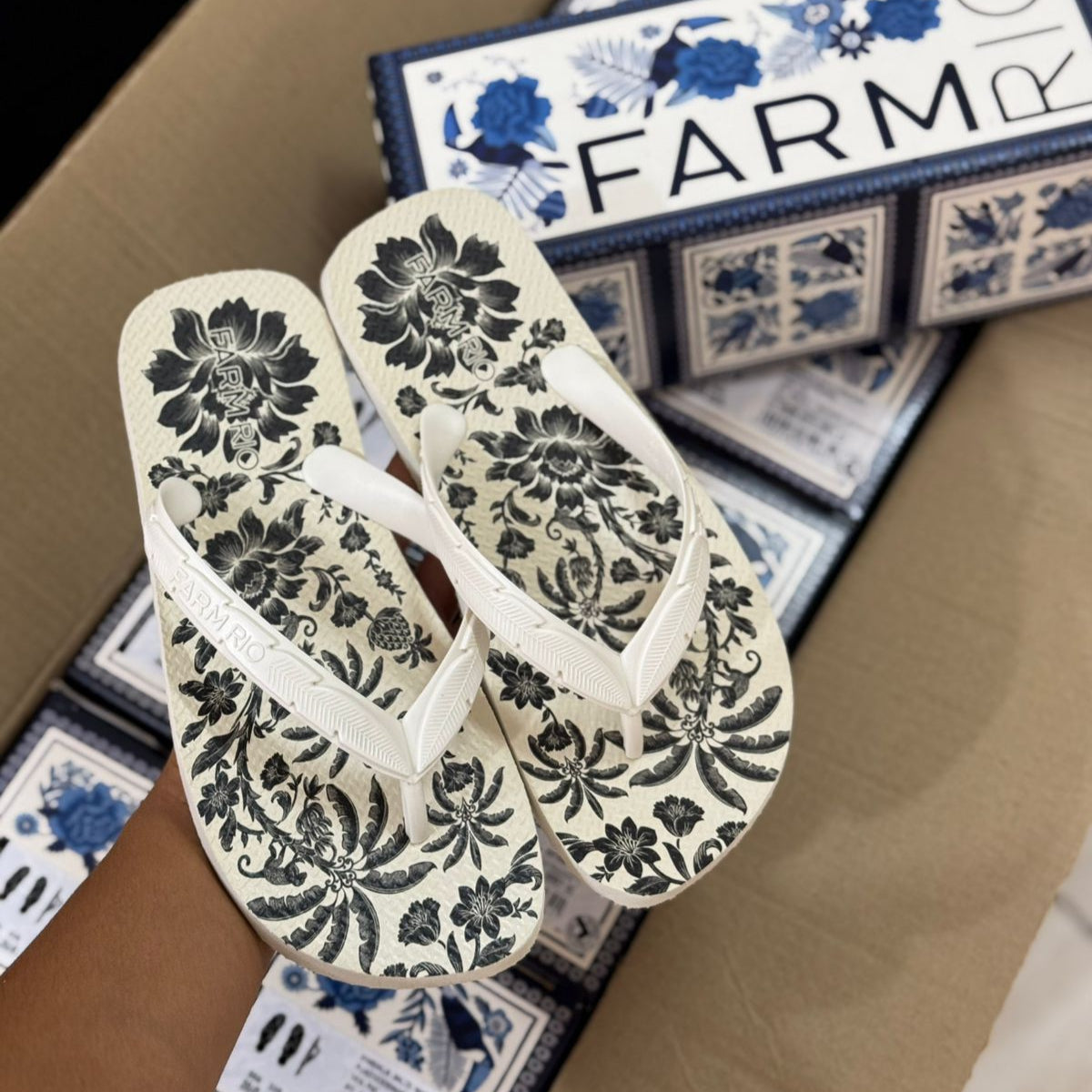 Chinelo de Dedo Farm Rio Flip Flop Janguada - Estampado P&B