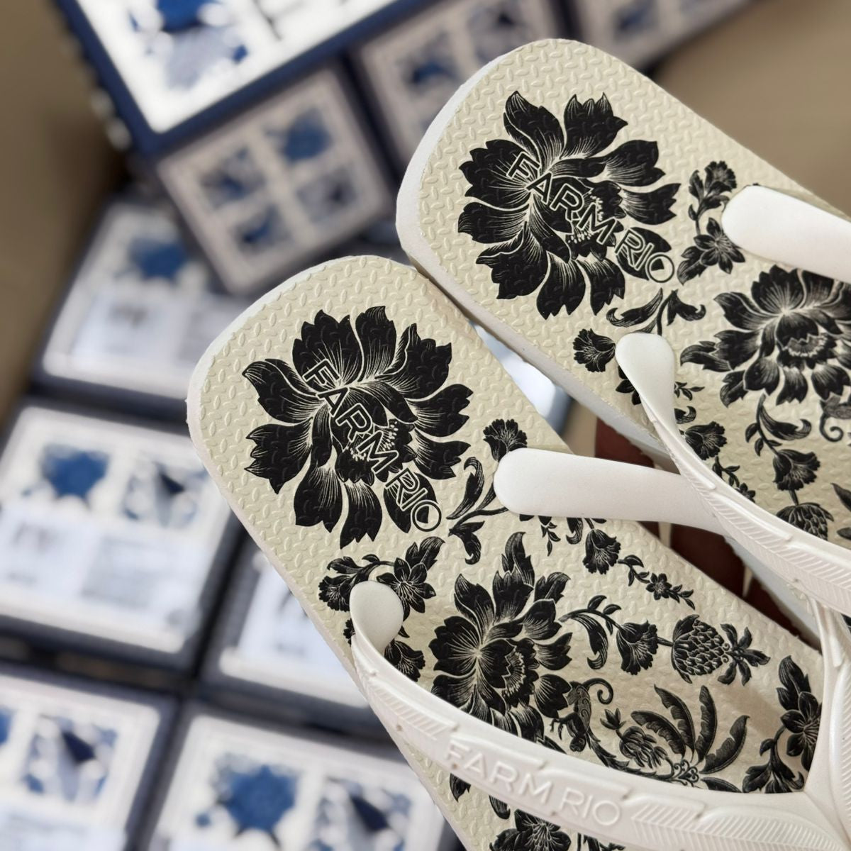 Chinelo de Dedo Farm Rio Flip Flop Janguada - Estampado P&B - Imagem 5