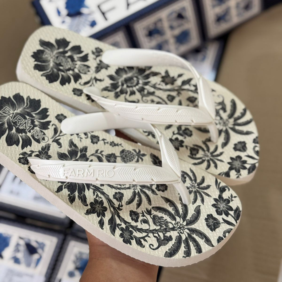 Chinelo de Dedo Farm Rio Flip Flop Janguada - Estampado P&B - Imagem 2