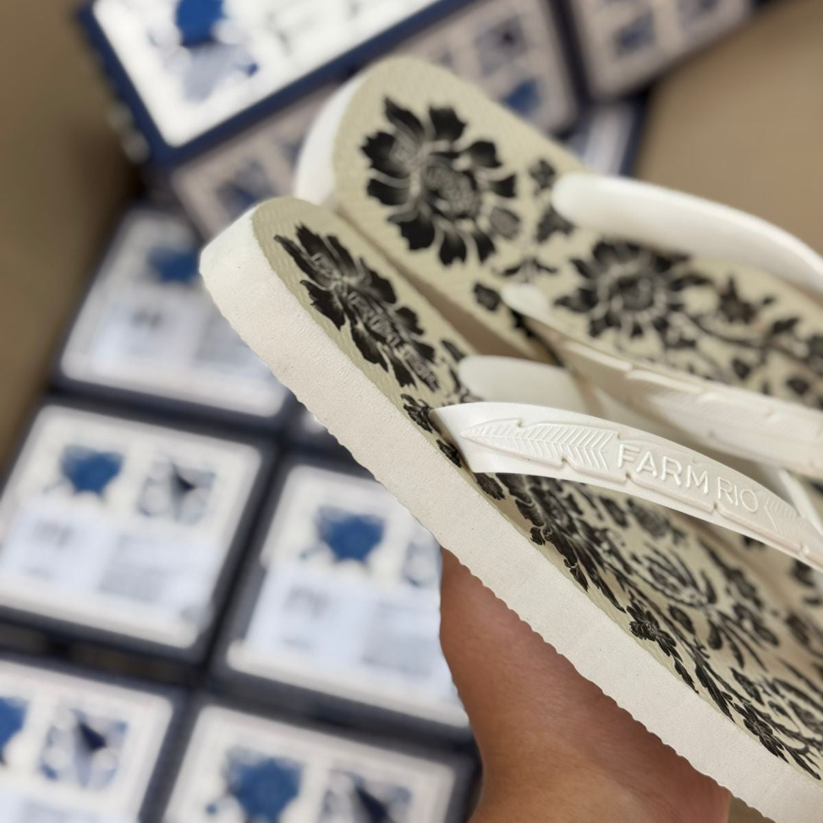 Chinelo de Dedo Farm Rio Flip Flop Janguada - Estampado P&B - Imagem 4