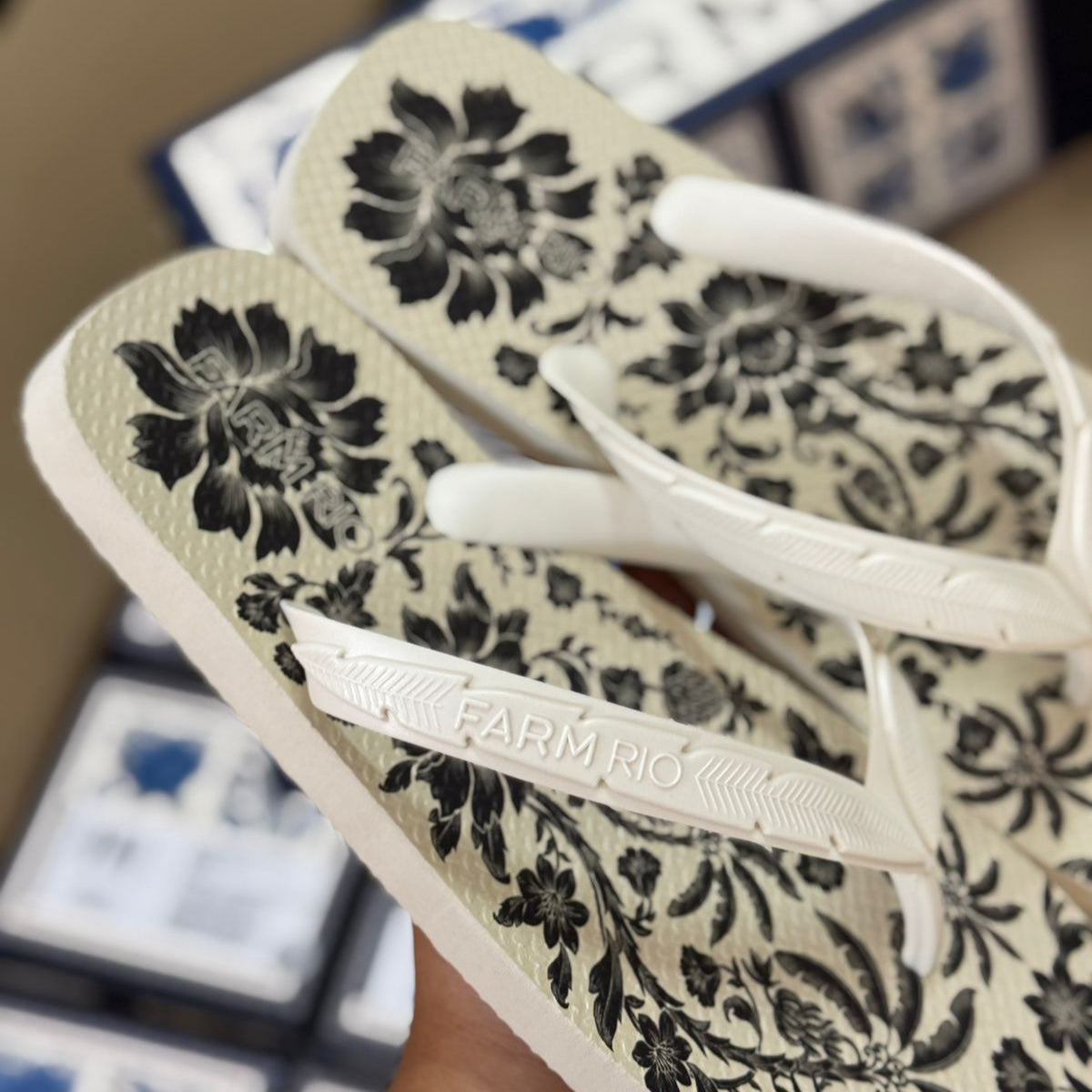 Chinelo de Dedo Farm Rio Flip Flop Janguada - Estampado P&B - Imagem 3