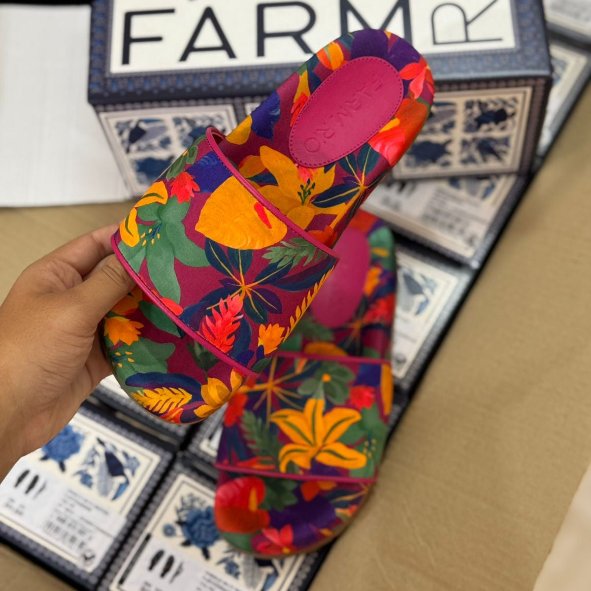 Chinelo Slide Farm Rio Praiana Print - Floral Vibrante Tropical