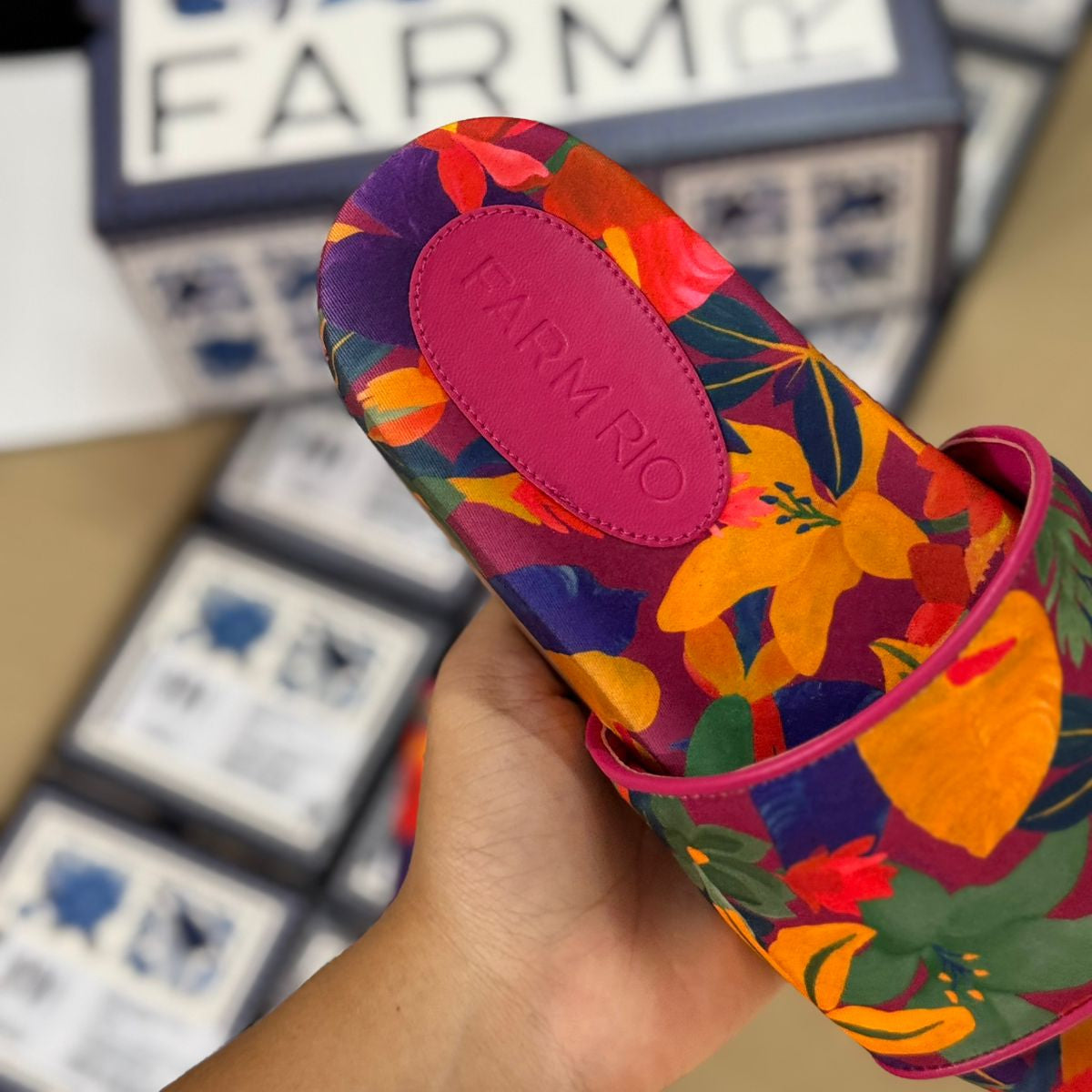 Chinelo Slide Farm Rio Praiana Print - Floral Vibrante Tropical - Imagem 3