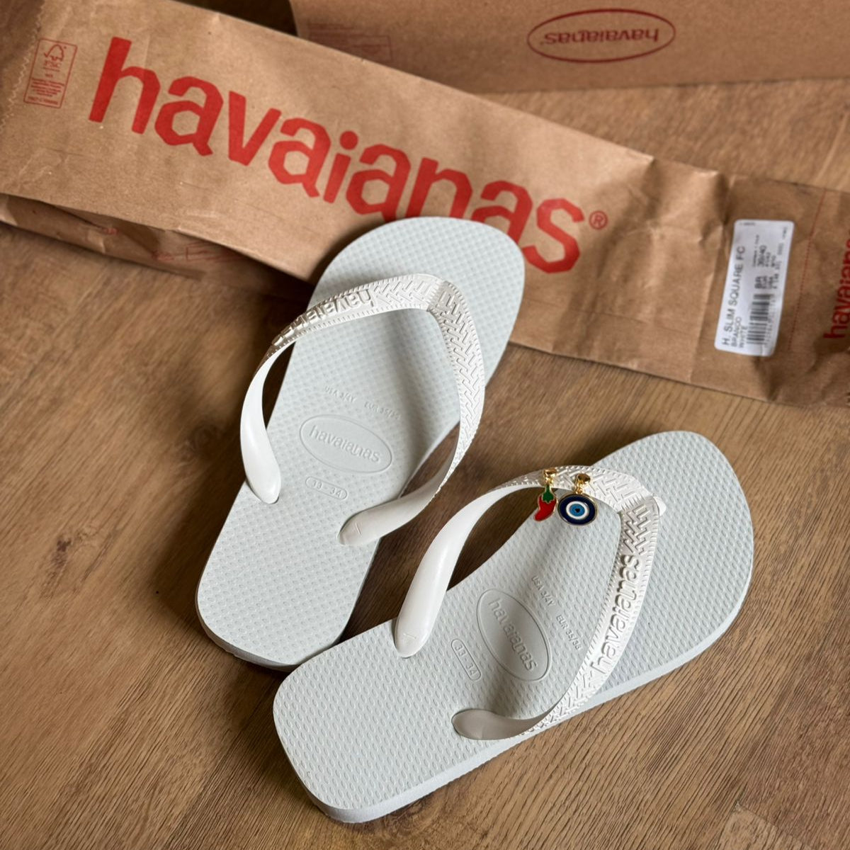 Chinelo Havaianas Top Branco Personalizado com Pins Olho Grego e Pimenta - Imagem 2