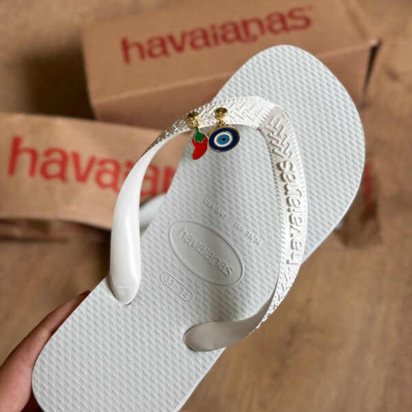Chinelo Havaianas Top Branco Personalizado com Pins Olho Grego e Pimenta