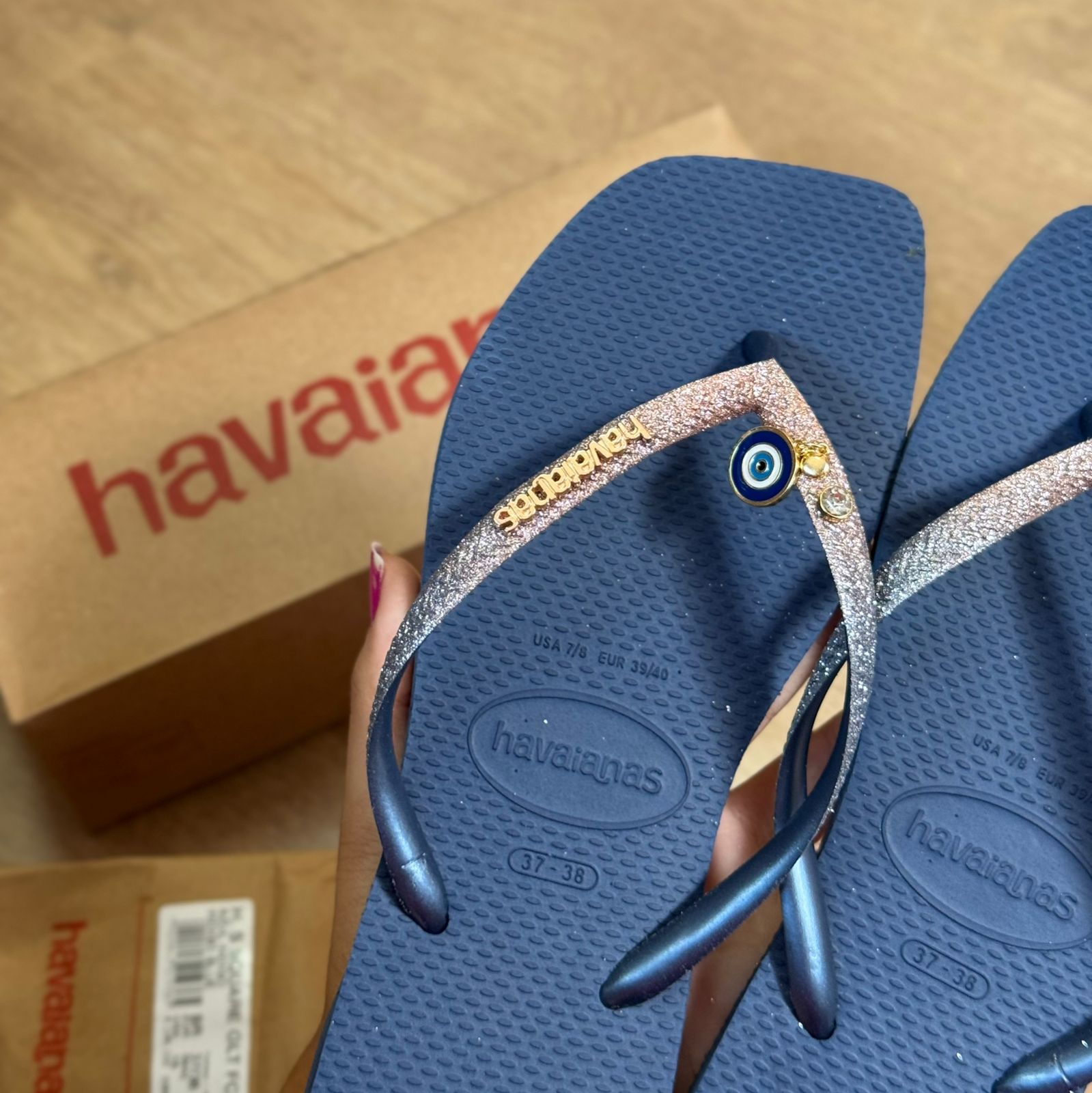 Chinelo Havaianas Slim Square Azul Marinho Glitter Personalizado - Olho Grego e Ponto de Luz - Imagem 2